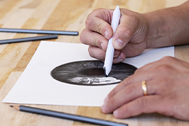 Dessin : comment utiliser le bâton d’estompe et le crayon blender ?